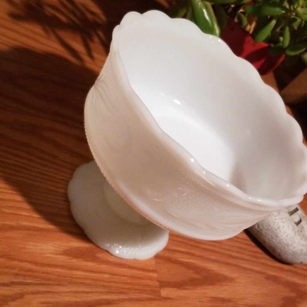 Vintage‎ milk glass candy dish